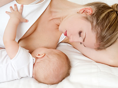 Polohy při kojení