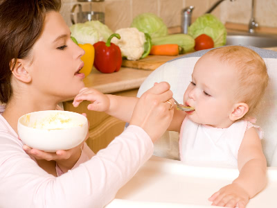 matka krmí dítě domacím příkrmem
