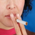 žena kouří
