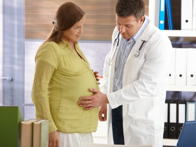 těhotná žena a lékař